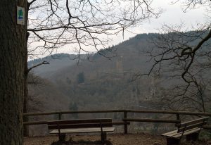 Blick von der Pellenzkanzel aus auf die beiden Burgen Manderscheid.