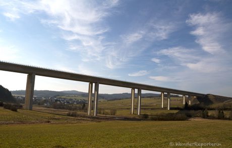 An der Autobahnbrücke