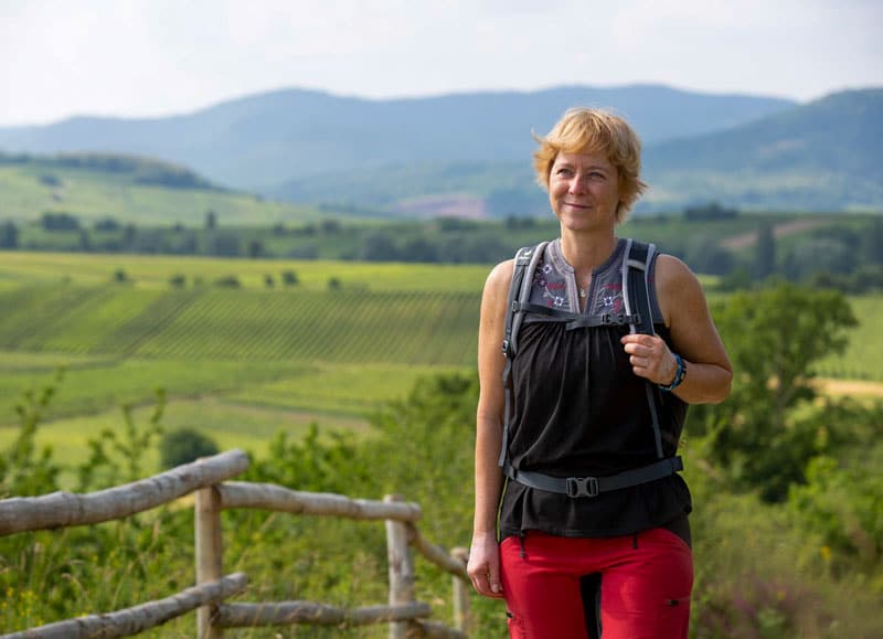 Daniela Trauthwein auf einem Wanderweg