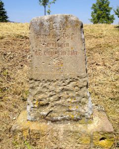 Gedenkstein am Wegesrand | Die WanderReporterin