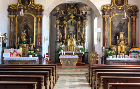 Inneres der barocken Pfarrkirche Mariä Geburt