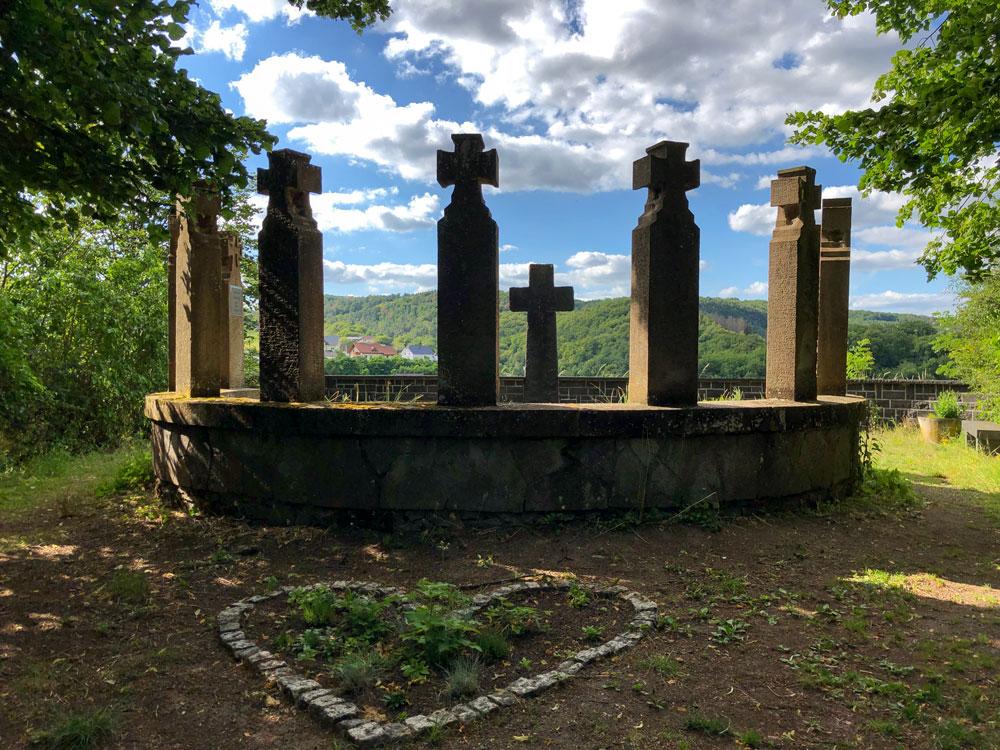 Ein steinernes Kriegerdenkmal oberhalb von Nohen